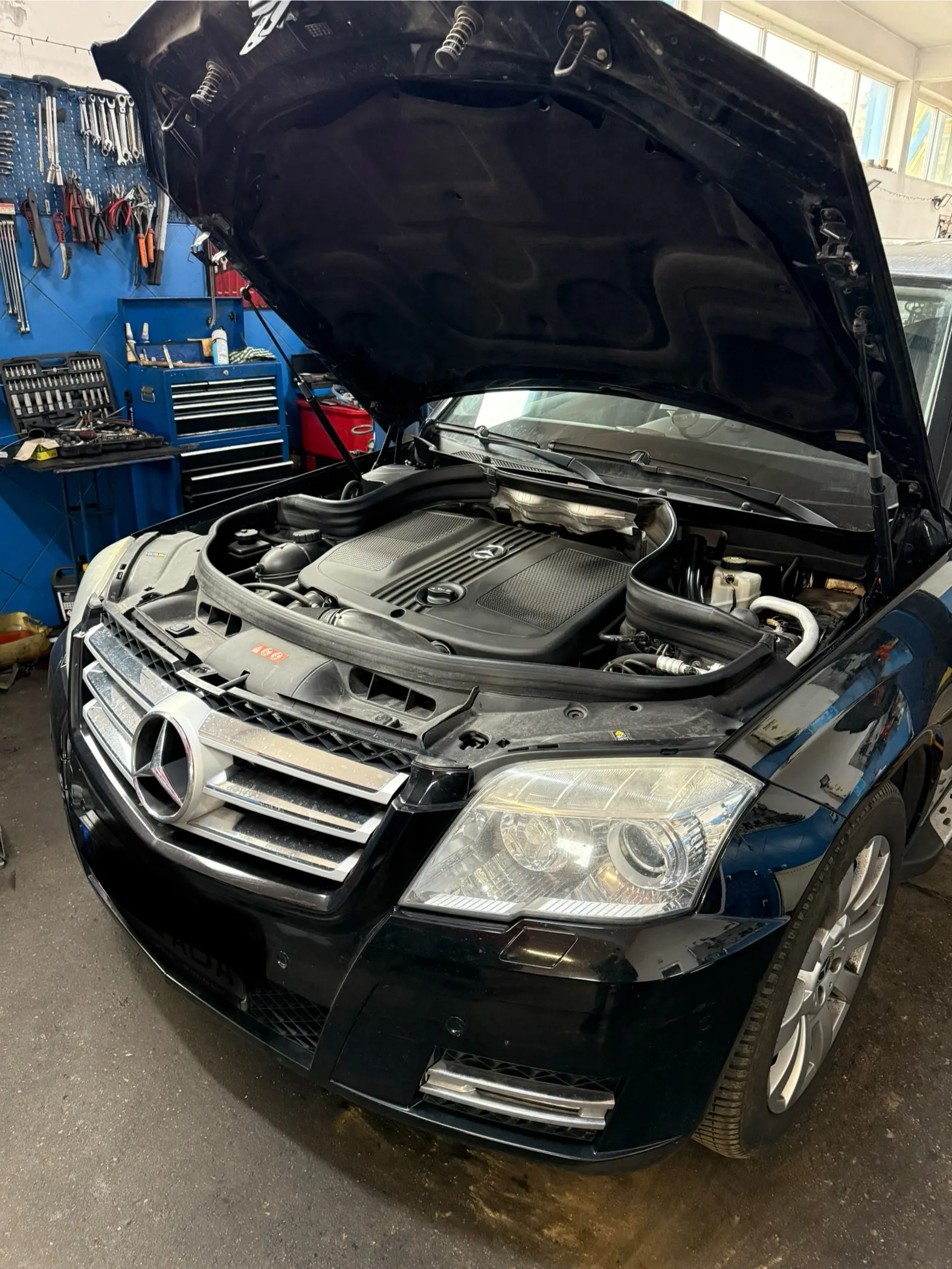 Mercedes negru in service