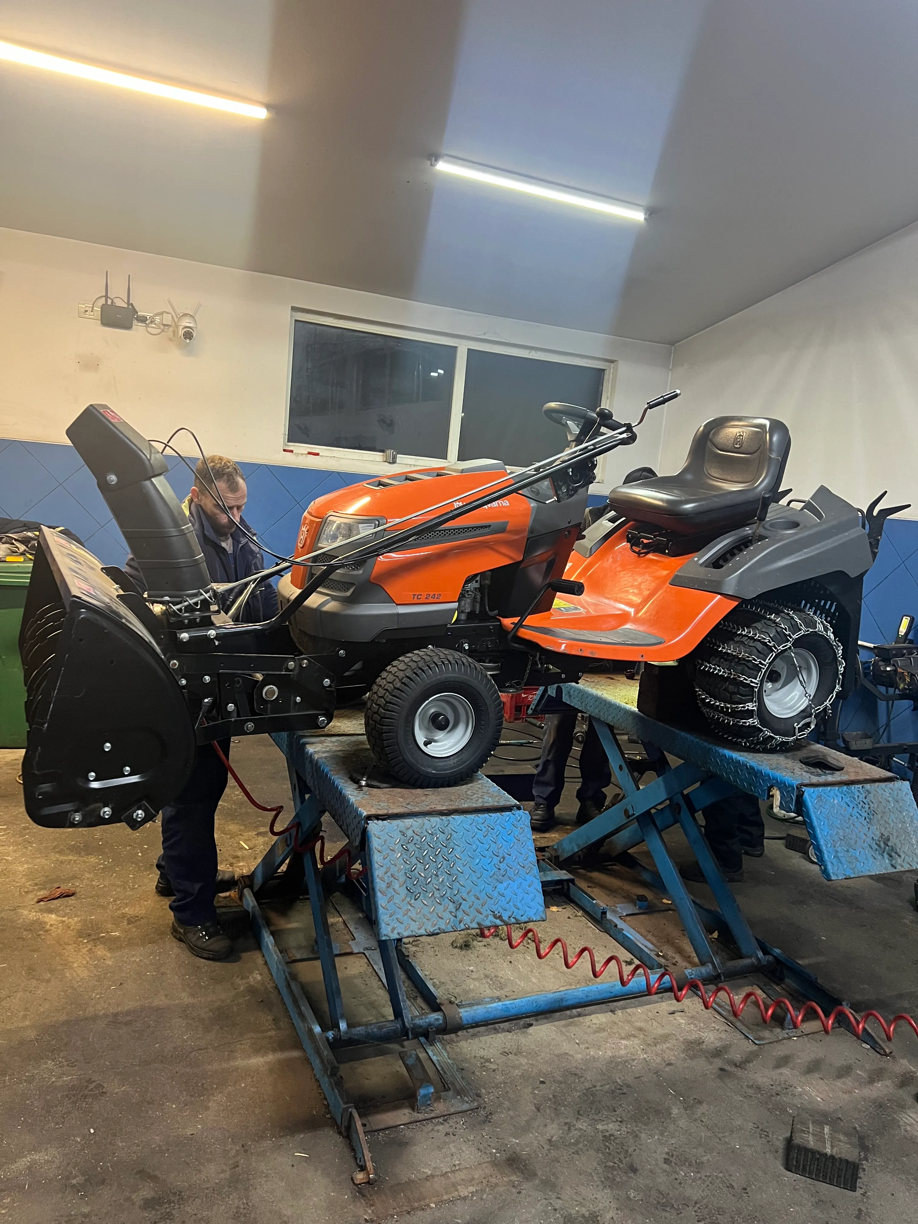 Tractor mic in service Casuta Albastra Petrosani