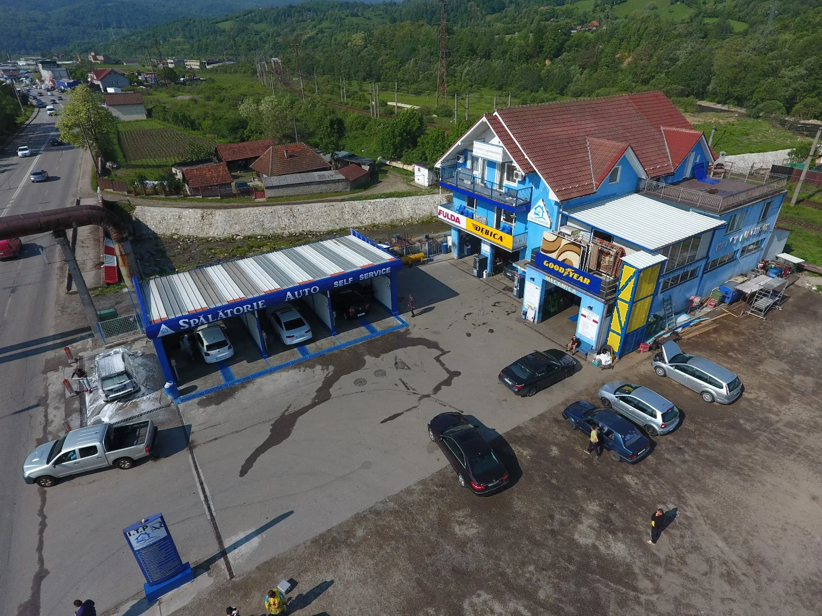 Poza din drona cu locatia, de deasupra locatiei Casuta Albastra Petrosani