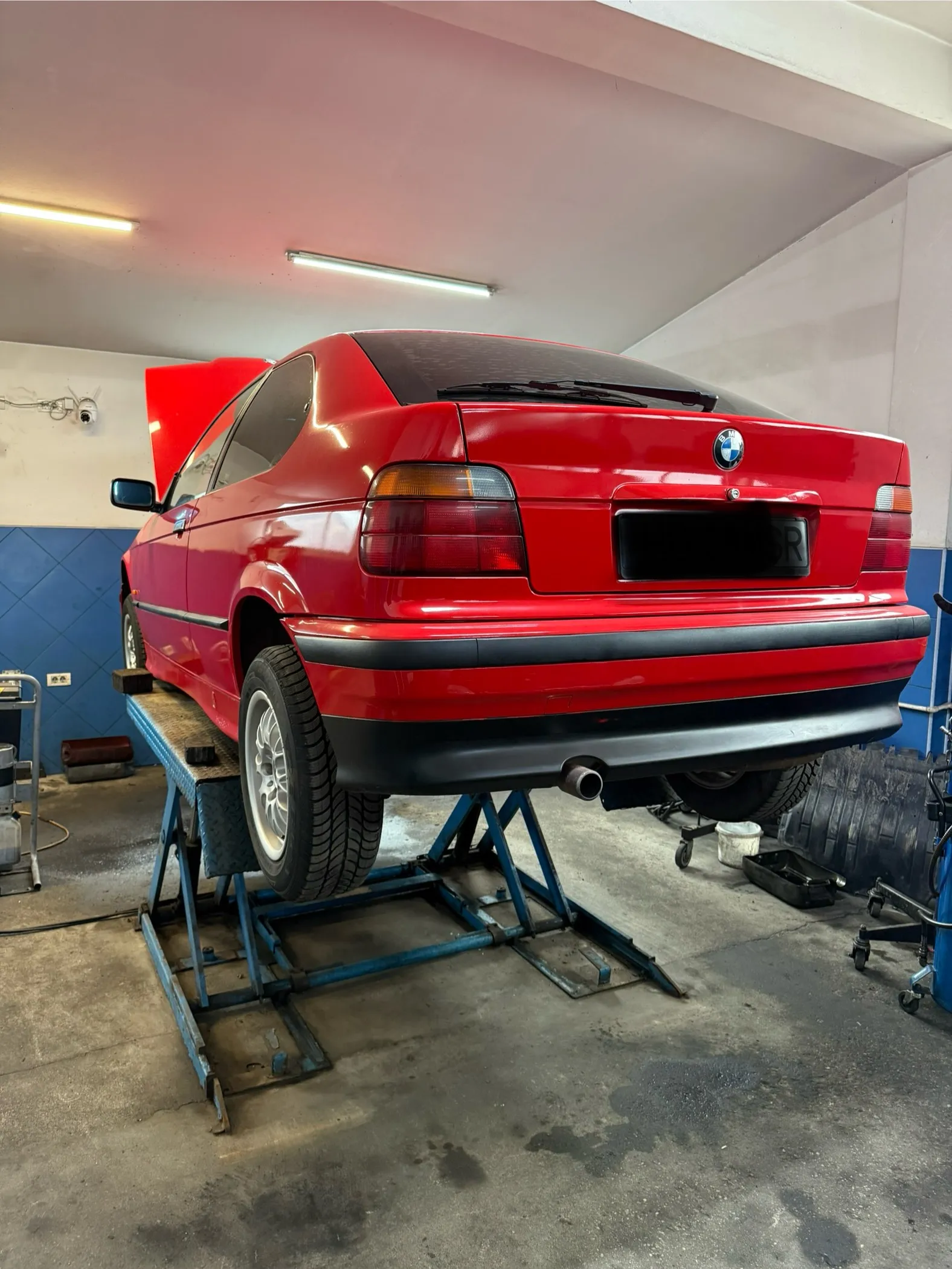 BMW rosu in service Casuta Albastra Petrosani